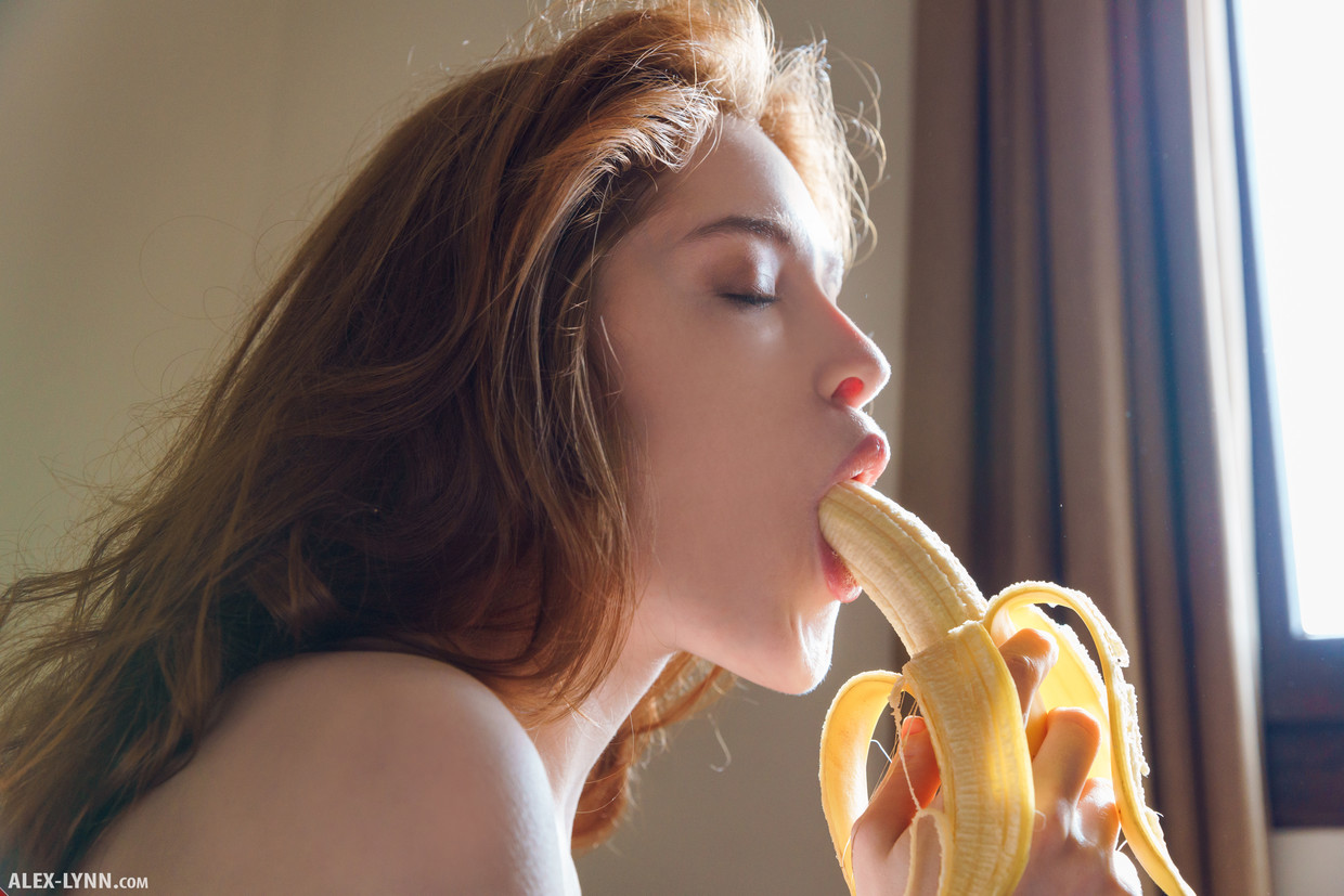 Vörös tini maszturbálós pornó képei egy banánnal 80028270