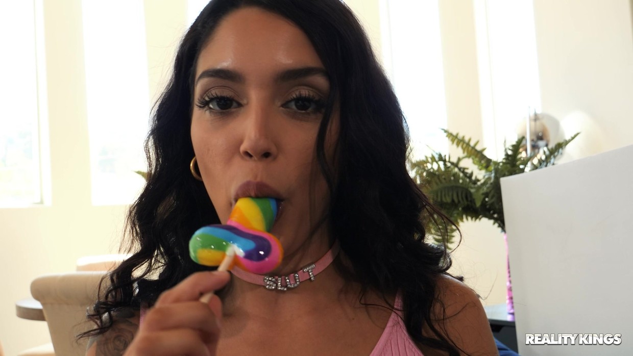 Vanessza szexi roma csaj nagy farkú pasijával szexel - 1/127 kép