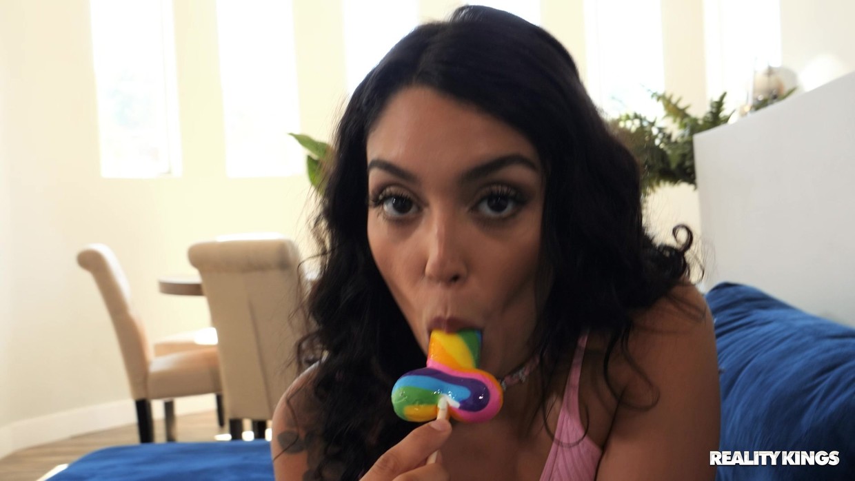 Vanessza szexi roma csaj nagy farkú pasijával szexel - 11/127 kép