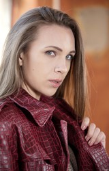 Romos házban mutatta meg cuki punciját a tini lány
